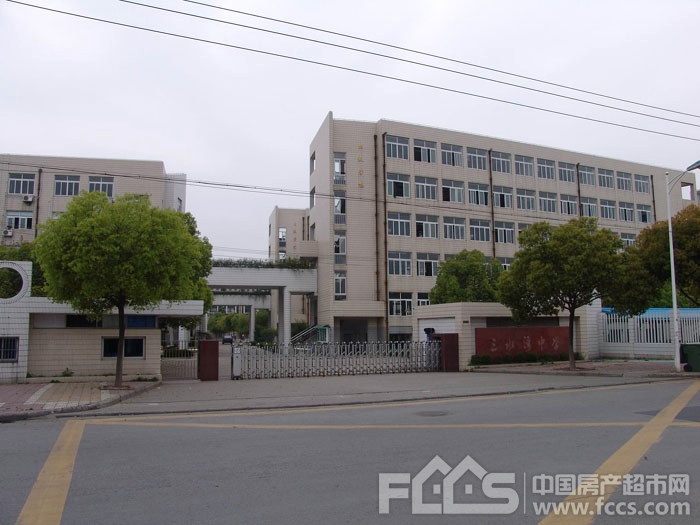 美丽的三水湾中学坐落于党的诞生地—嘉兴南湖之滨.