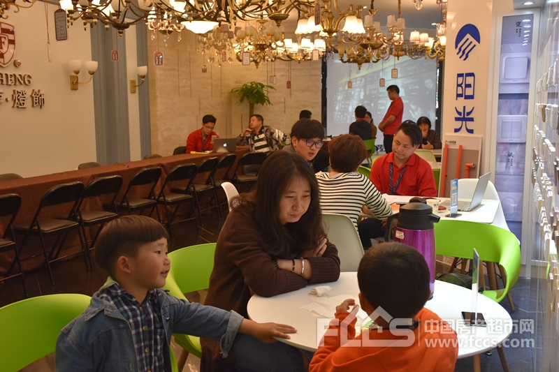 8重好礼 圣都装饰展示厅内人潮不断 订单不断