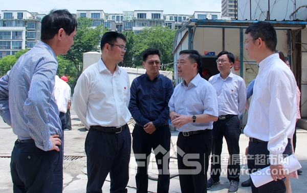长兴县委书记周卫兵一行视察长兴利时广场城市综合体