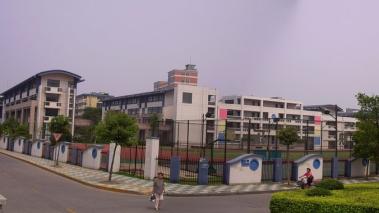 小学始建于清光绪三十二年(1906),学校以"立德,善学,文明,健康"为校训